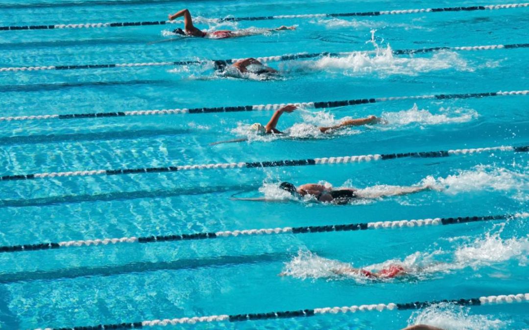 Compétition de natation : une cohésion d’équipe accrue grâce aux équipements personnalisés